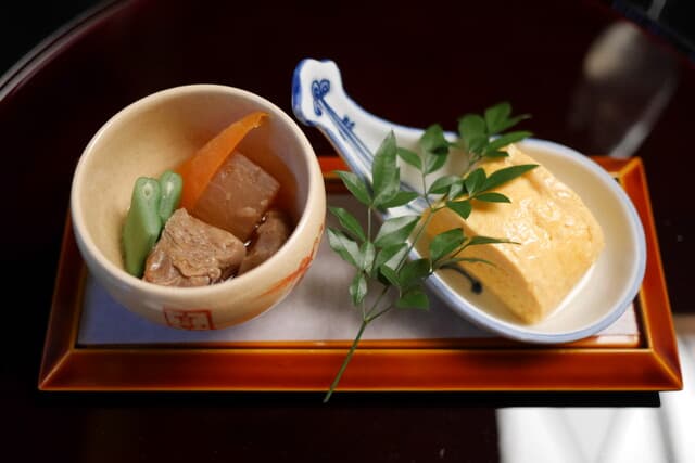 螢 - 焼物：「どんたま」の出汁巻き玉子、煮物：牛すじ大根 人参