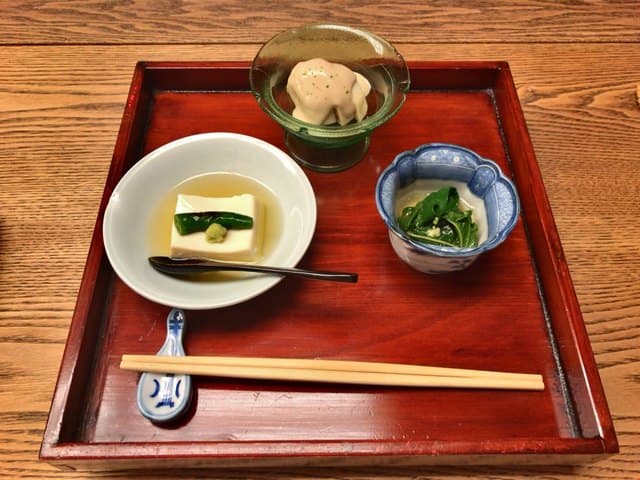 喫茶 山音 - ⚫︎先付・胡麻豆腐・生無花果に胡麻ソース・茄子とモロヘイヤのおひたし