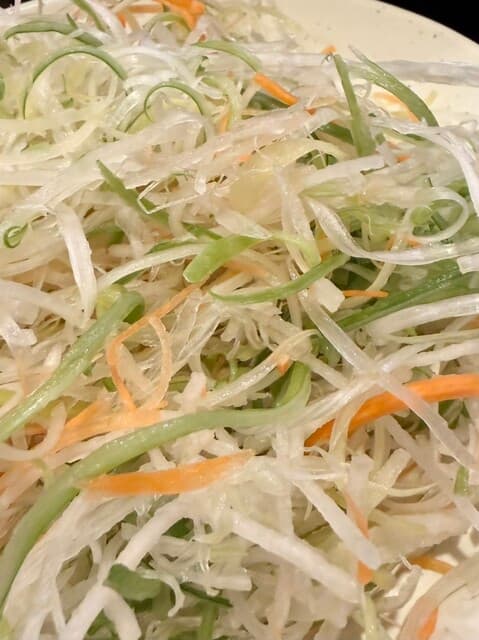 しゃぶ葉 - 細切り野菜が美味しいです　お肉に絡みつく程度の野菜　お肉だけ食べていても野菜はいつのまにか鍋からなくなっています