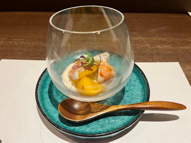 炭火と酒 心月 - 前菜は車海老、柿、茄子、しめじの白和え。クリームチーズのような豆腐のソースが絶品です。