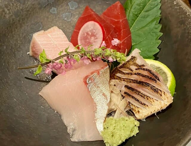 炭火と酒 心月 - お造りは４種。本マグロ、天然ぶり、縞鯵、カマスの炙り。どれも新鮮で食感が良いです。