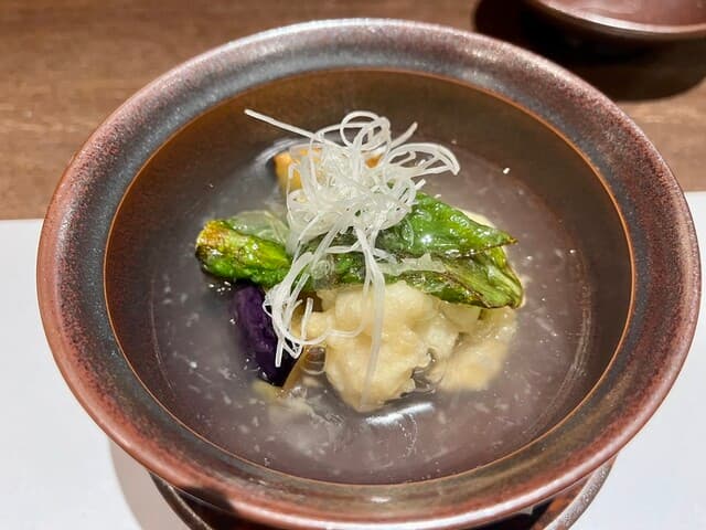 炭火と酒 心月 - 鱧の天ぷら、賀茂茄子、万願寺とうがらしの汁物。