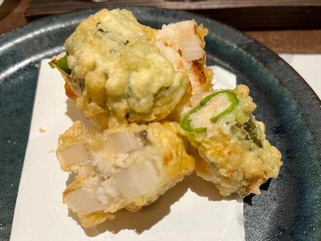 炭火と酒 心月 - 海老じんじょうの蓮根と万願寺とうがらしのはさみ揚げ