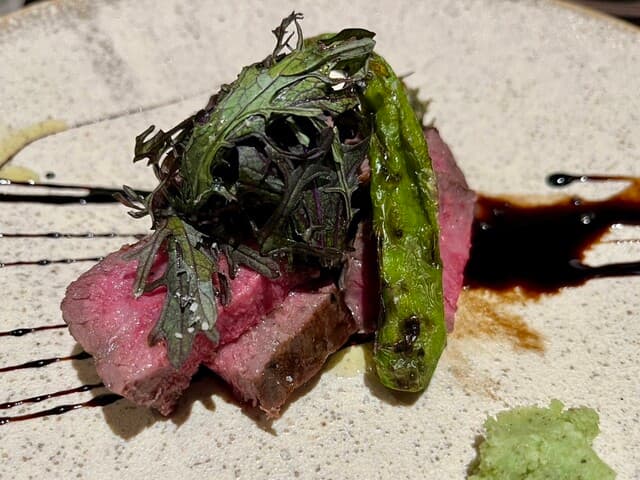 炭火と酒 心月 - 牛内もものステーキ。フライパンで焼いたあとアルミホイールに包んで余熱での仕上がりが絶妙です。