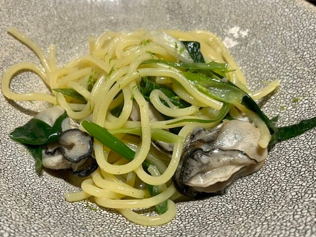 炭火と酒 心月 - 牡蠣のパスタ。食感とソースの絡みが絶品です。有名イタリアンでもこんなに美味しいパスタにはお目にかかれない。冷蔵庫から湯でてあるパスタを出して、あっという間に提供されたのでご主人の秘策があるのでしょう。