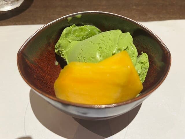 炭火と酒 心月 - デザートは抹茶のアイスクリームと柿。