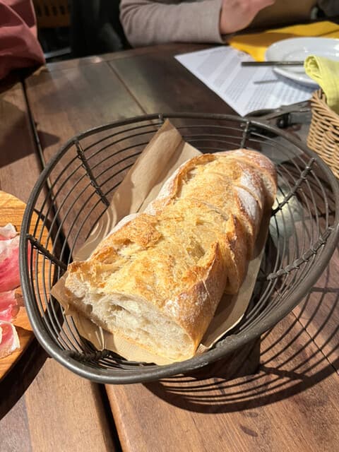 RISTORANTE Co.N.Te - 食卓に置いてあるオリーブオイルを掛けたらめちゃくちゃ美味しかったです