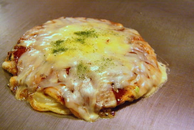 お好み焼・ファミリー居酒屋 偶 吉田駅前店 - ダブルチーズお好み焼き（おもち、ベーコン、ダブルチーズ入り）