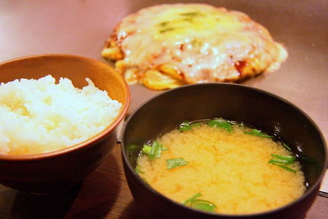 お好み焼・ファミリー居酒屋 偶 吉田駅前店 - 平日（月～金）11:00～14:30にお好み焼き・焼きそば注文するとライス、味噌汁、ソフトドリンク１杯orソフトドリンクサービス♪