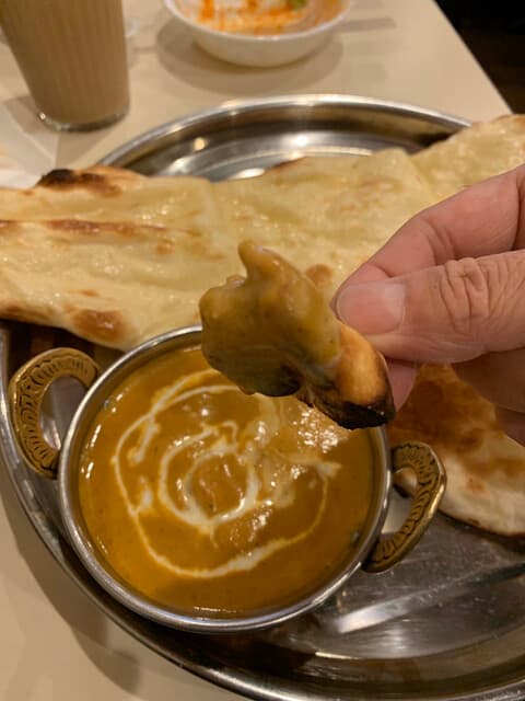 ニュータージマハル エベレスト - ナンをチキンカレーにディップ