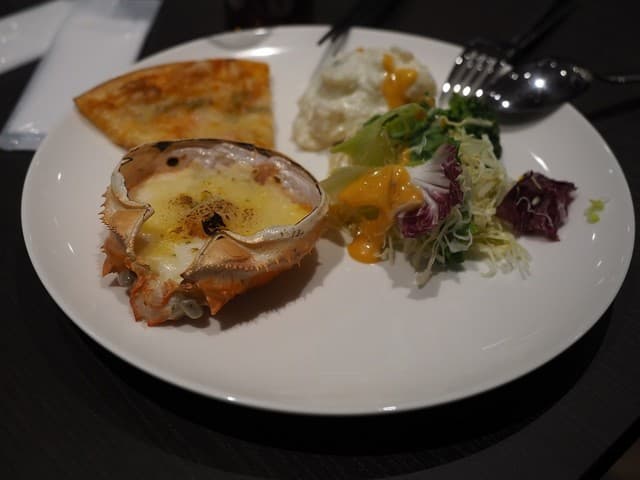 ルーム カフェ(アスティルホテル新大阪プレシャス) - カニグラタン、ピザ、ポテトサラダ、サラダ、