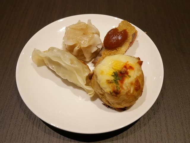 ルーム カフェ(アスティルホテル新大阪プレシャス) - 餃子、シュウマイ、ポテトグラタン、とんかつ