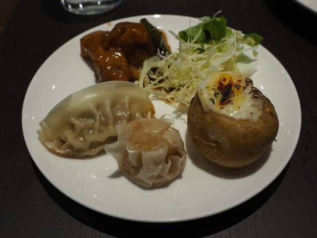 ルーム カフェ(アスティルホテル新大阪プレシャス) - 餃子、焼売、ポテトグラタン、豚の甘酢あんかけ、サラダ