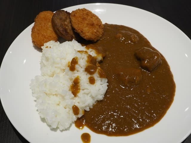 ルーム カフェ(アスティルホテル新大阪プレシャス) - カレーライスに一口カツ・一口ハンバーグ・コロッケをトッピング