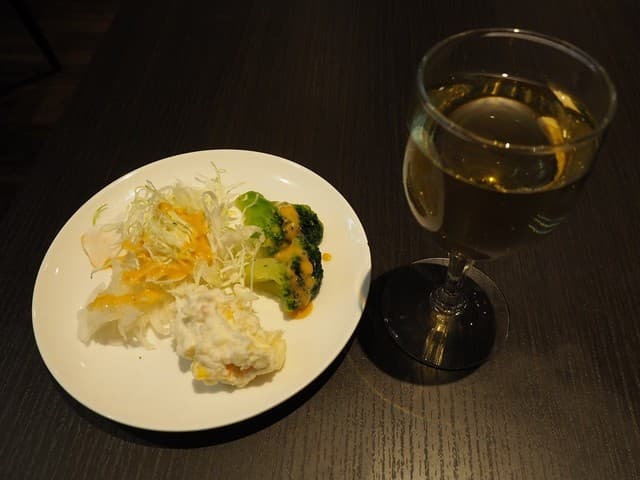 ルーム カフェ(アスティルホテル新大阪プレシャス) - サラダ・白ワイン