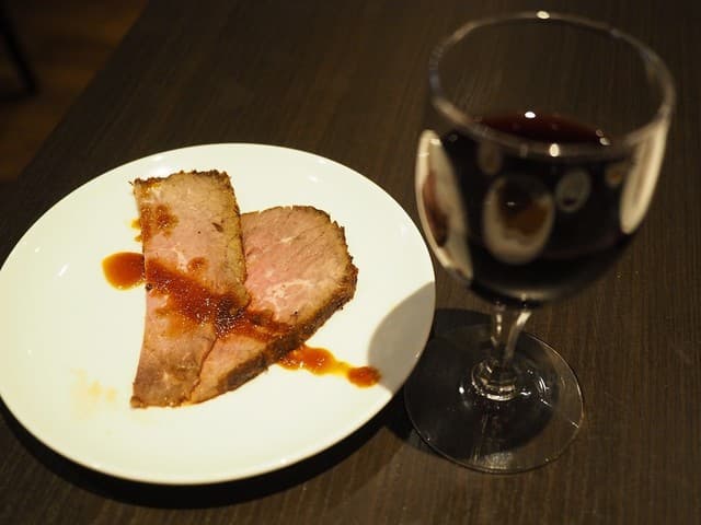ルーム カフェ(アスティルホテル新大阪プレシャス) - ローストビーフ・赤ワイン