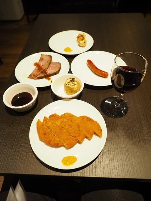 ルーム カフェ(アスティルホテル新大阪プレシャス) - 揚げシューマイ・ローストビーフ・辛口チョリソー・男爵芋グラタン・赤ワイン・ローストンカツ