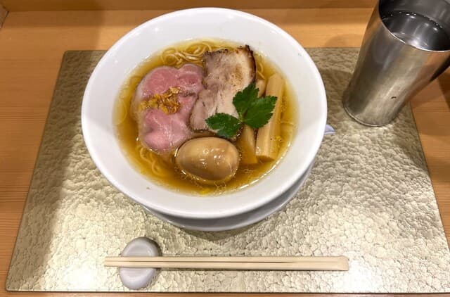 なにわ 麺次郎 - 槌金の敷盆と箸置き