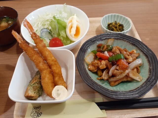 分福茶釜 - 鶏ピリ辛炒めと海老フライ