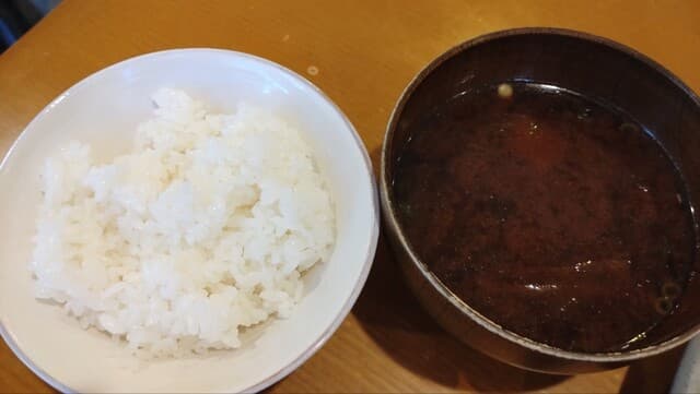 とんかつ武蔵 - ご飯と赤出汁。