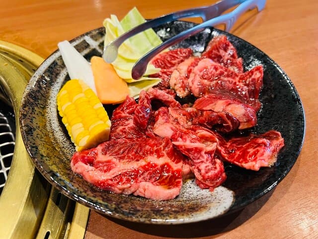 牛苑 - めっちゃ盛々ハラミ