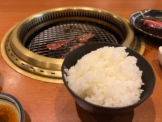 牛苑 - 白ごはん三杯いってもたやんｗ