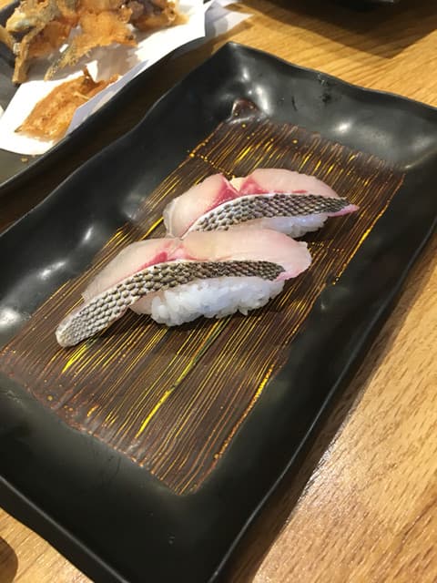 にぎり長次郎 - 湯切イサキ（496円）