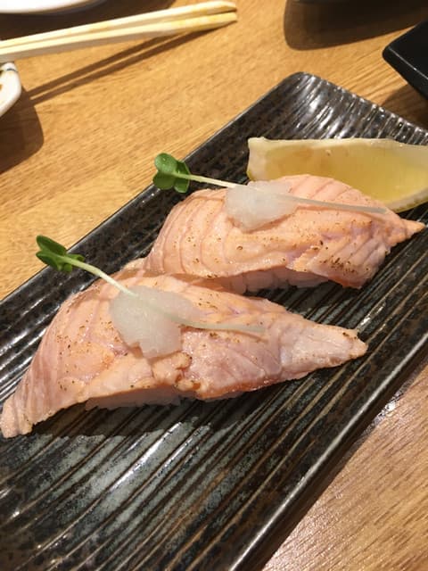 にぎり長次郎 - 炙りサーモン（280円）