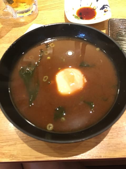 にぎり長次郎 - 温泉玉子の赤だし（291円）