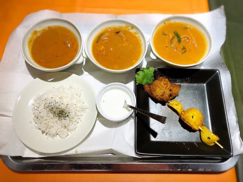 HALAL & VEGGIE Restaurant ポンテロッソ - カレー3種類、ベースは同じ量少ない。タンドリーチキンも小さい。