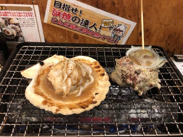 浜焼太郎 - 先ずは貝を焼きます
