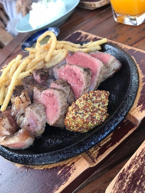 PE LONCHO - 姪が食べてたレアステーキ。ガーリックオイルとマスタードを付けて頂く。ガツンと系ステーキ！