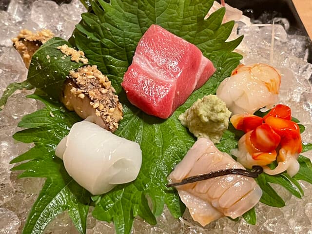 貴寿司 - 鮪、牡丹海老、夜泣貝、昆布〆平目、泥障イカ、胡麻しめ鯖