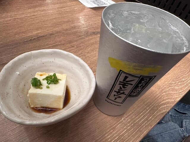 浜焼き きばる - はちみつレモンサワー500円、お通し400円