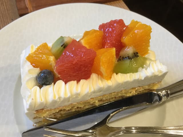 ケーキ パスタ&バール いすずカフェ - フレッシュフルーツケーキ