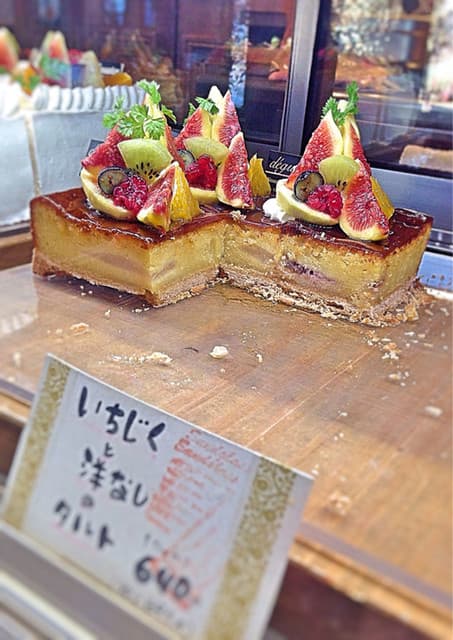 ケーキ パスタ&バール いすずカフェ - イチヂクと洋ナシのタルト。
