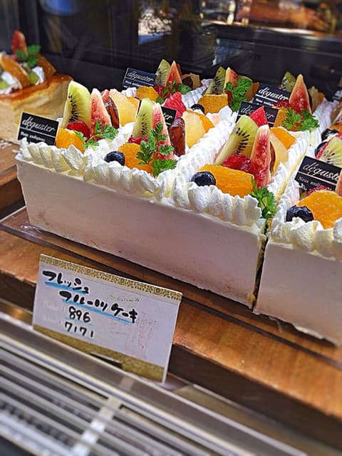 ケーキ パスタ&バール いすずカフェ - フルーツケーキ。
軽く２人分はある。