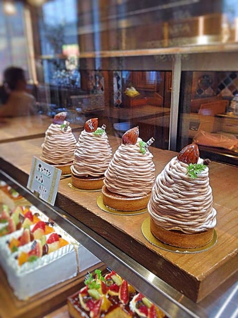 ケーキ パスタ&バール いすずカフェ - モンブラン。
そびえ立ってます。