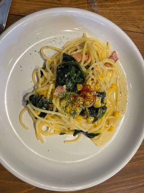 ケーキ パスタ&バール いすずカフェ - ベーコンとほうれん草の柚木クリームパスタ