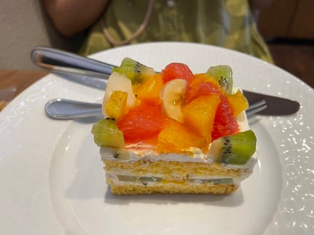 ケーキ パスタ&バール いすずカフェ - フルーツケーキ 甘さも程よく大きいけどペロリといただけます。