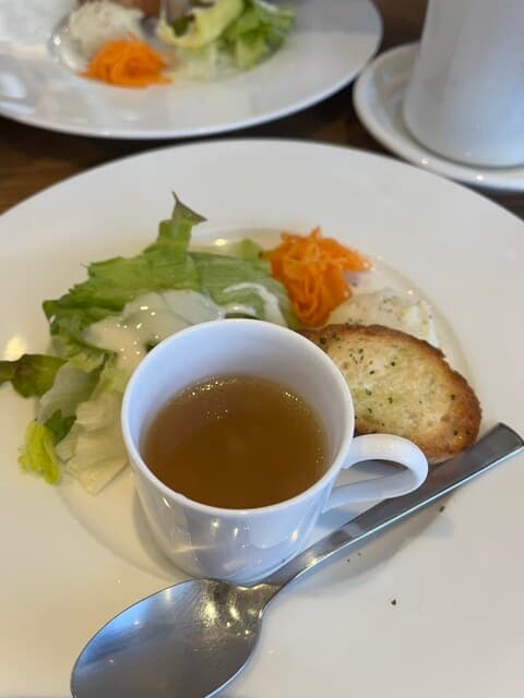 ケーキ パスタ&バール いすずカフェ - サラダとスープがワンプレートで出てくる
