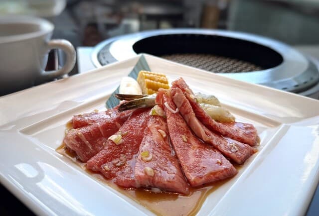 叙々苑 - 赤身ロースとカルビ、エビなどが盛られています。お肉がキレイ。(〃▽〃)