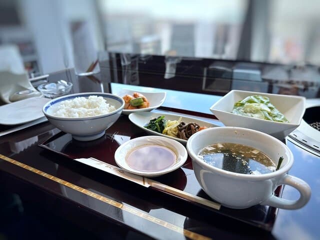叙々苑 - サラダ、ナムル、ご飯、スープ、キムチなど。
