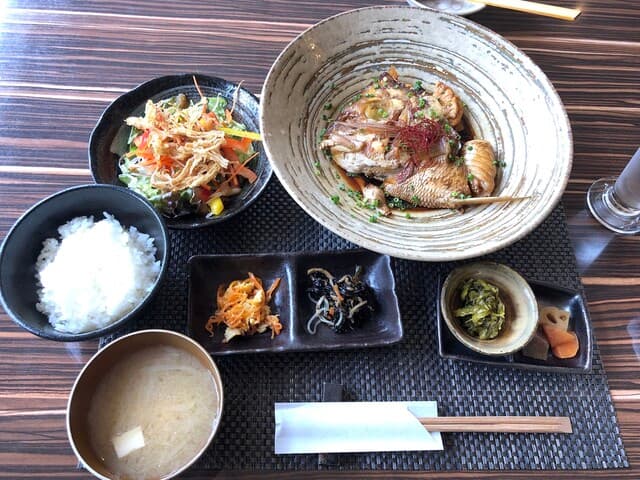 博多 旬菜鮮魚 味十 - ◆鯛のあら炊き定食(800円：税込）・・提供された瞬間、品数が多くてビックリ。これ800円の内容じゃないでしょ。 イヤ～～、凄いワ。盛り付けもキレイですしキップのいいこと。 30分強ほどお時間がかかりましたが、待った甲斐がありましたよ。