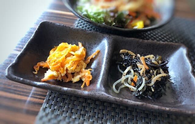 博多 旬菜鮮魚 味十 - ◆副菜の「人参とお揚げの煮物」「粗めの煮物」・・どちらもいいお味。