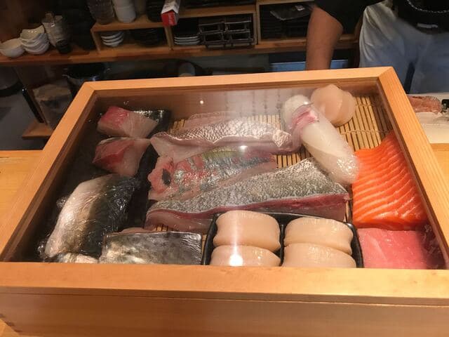 博多 旬菜鮮魚 味十 - このなかから三種盛りを選びました