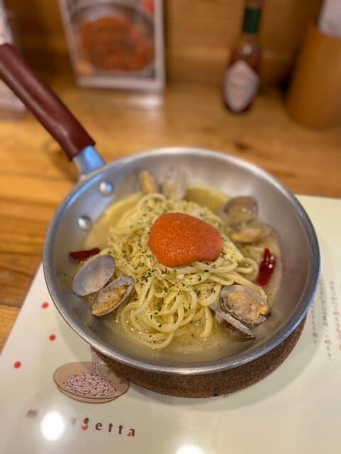 めんたいこ生パスタの店 マルゲッタ - フライパンで供されます