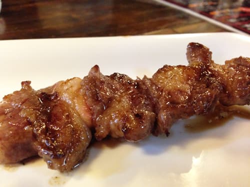 やきとり たぬき - 馬ひも串。
あばら骨の骨と骨の間の肉です。
スジっぽいけど、旨みがあります。