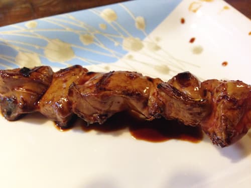 やきとり たぬき - 焼鳥メニューから鶏の白レバーを注文。
これは普通に美味しい。