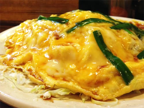 やきとり たぬき - ニラ玉自体は普通なんですが、真ん中がこんもりドーム状。薄焼き卵をペロリと脱がしてみると、下にキャベツの千切り。
マヨネーズもかけてあります。
全部一緒に食べると、とっても美味しい！